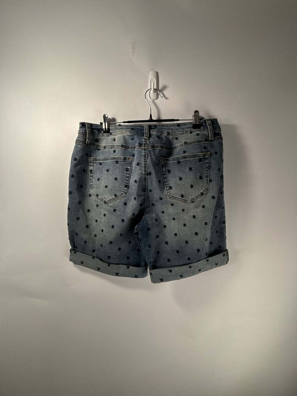 Est. 1946 Denim Women's Embroidered X Pattern Cuffed Jean Shorts Size 12 - Picture 7 of 8